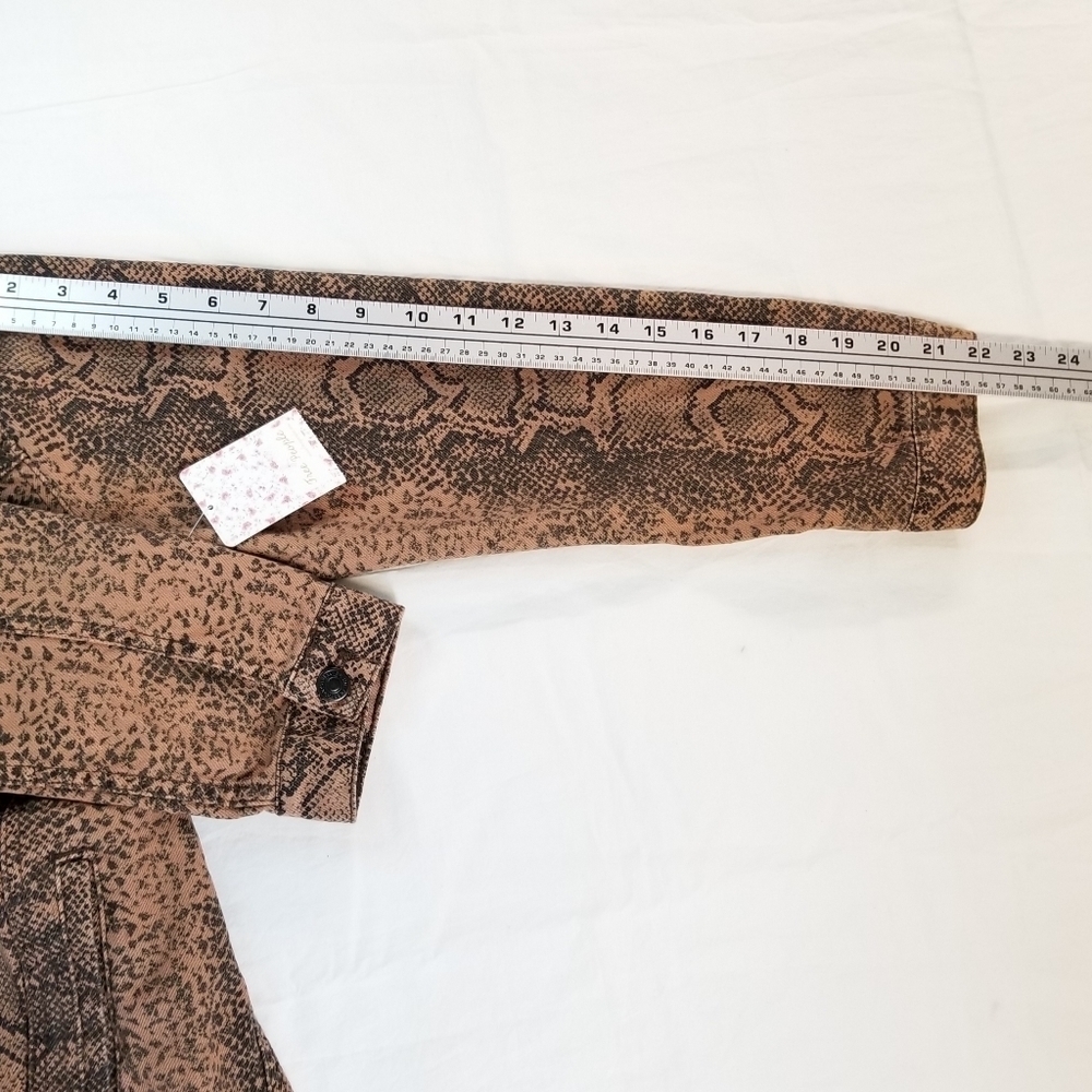 New Free People Brown Snake Skin Print XS Cotton Boho Neutral Y2K Trucker Jacket - Picture 9 of 12